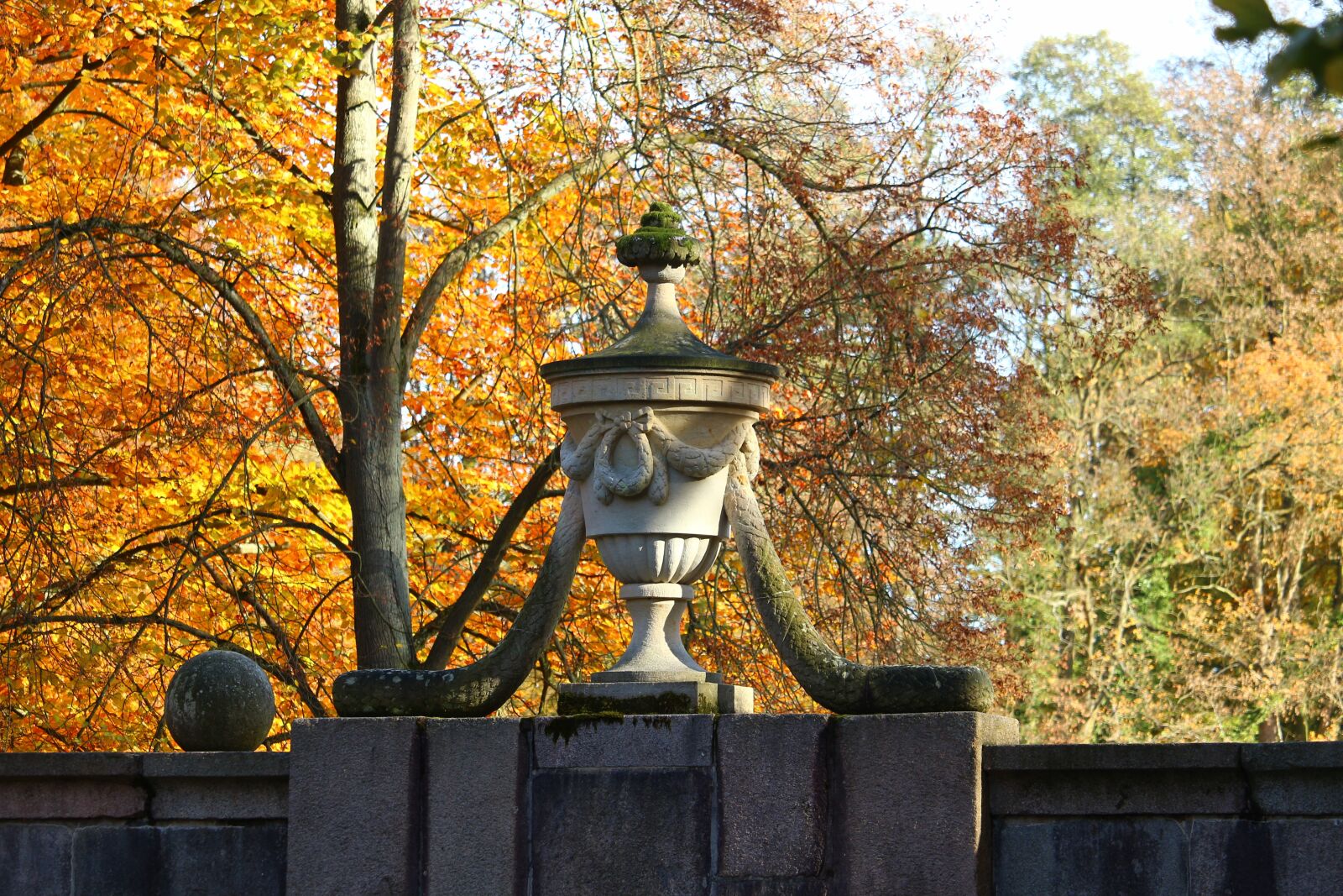 Canon EOS 100D (EOS Rebel SL1 / EOS Kiss X7) sample photo. Vase, sculpture, castle park photography