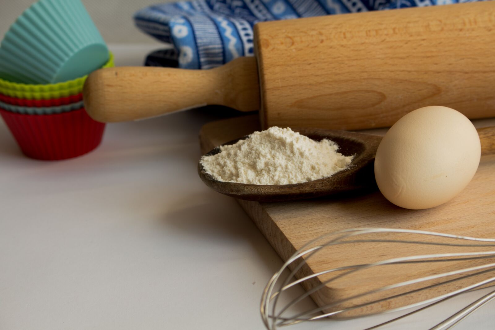 Canon EOS 700D (EOS Rebel T5i / EOS Kiss X7i) sample photo. Eating, flour, wooden photography