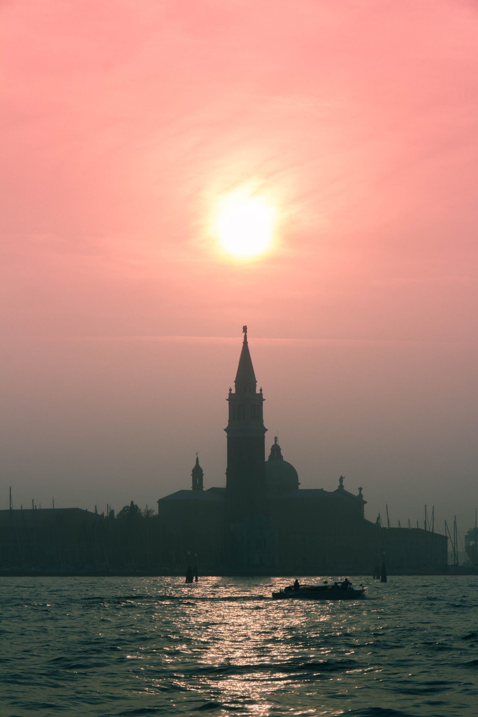 Canon EOS 600D (Rebel EOS T3i / EOS Kiss X5) + Canon EF-S 18-135mm F3.5-5.6 IS sample photo. Venice, sunset, landscape photography