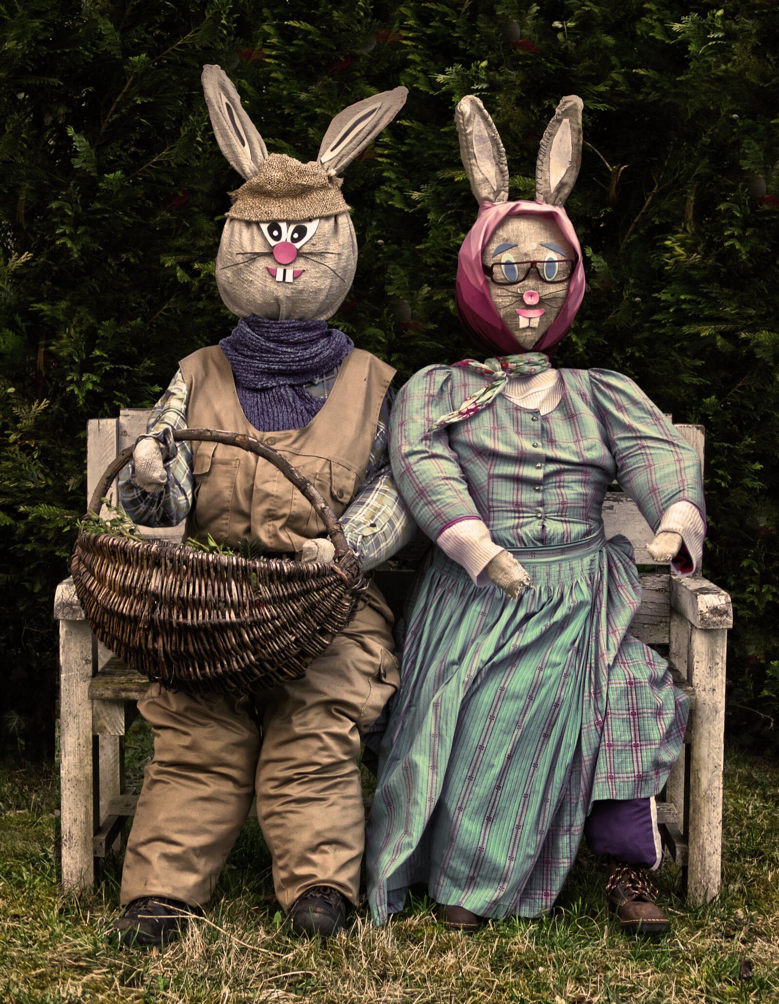 Panasonic Lumix DMC-FZ1000 sample photo. Straw dolls, easter decoration photography