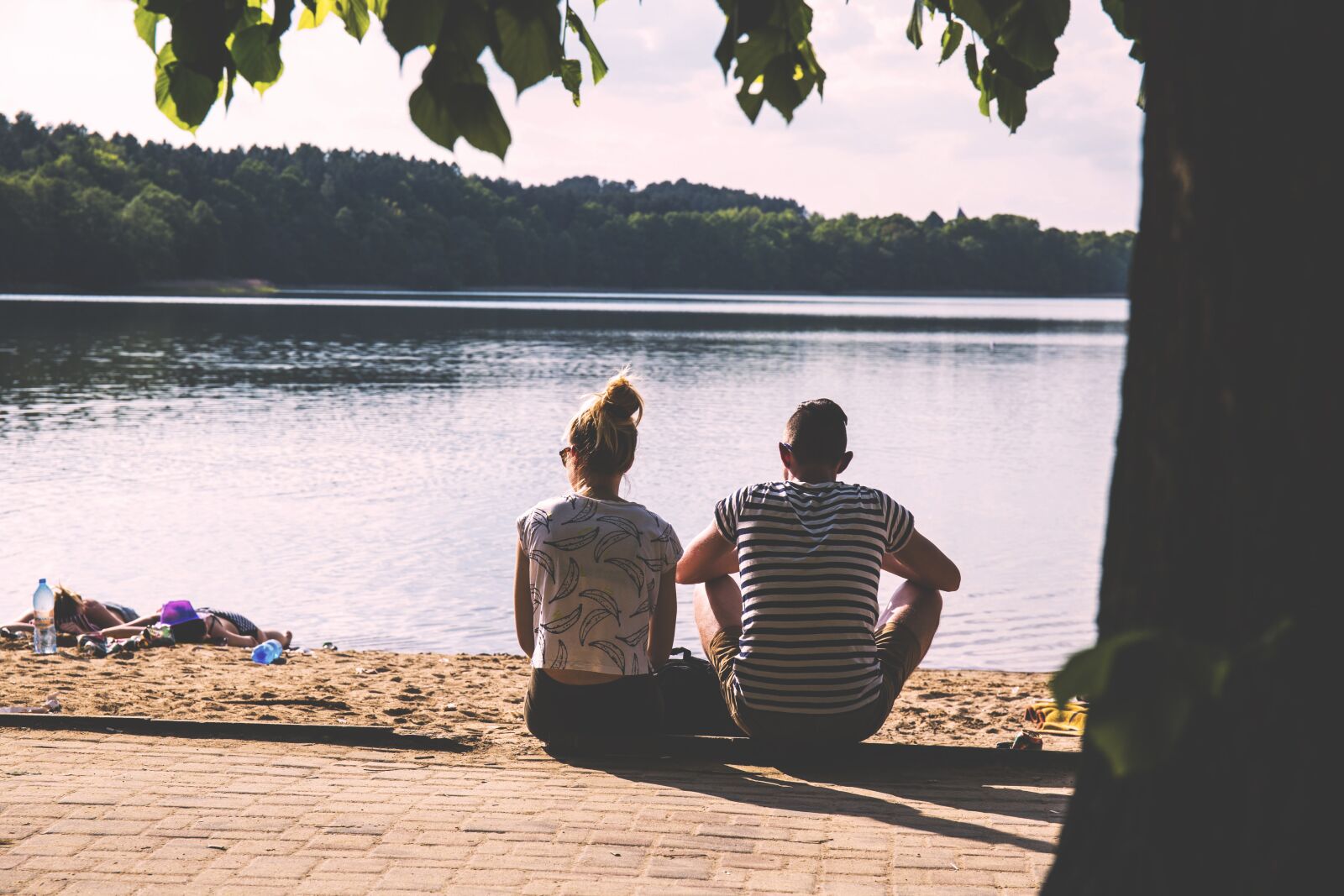 Canon EF 24-70mm F4L IS USM sample photo. Couple, lake, nature photography