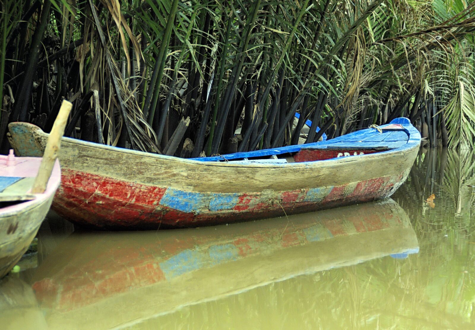 Pentax K200D sample photo. Viet nam, boats, reflections photography
