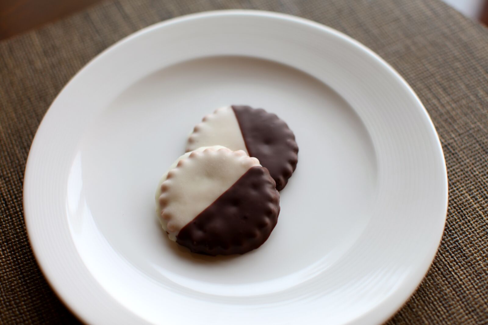 Canon EOS 5D Mark II sample photo. Cookies, plate, food photography