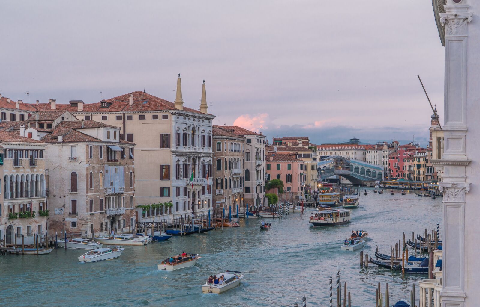 Sony a7R II + Sony FE 24-240mm F3.5-6.3 OSS sample photo. Venice, italy, rialto bridge photography