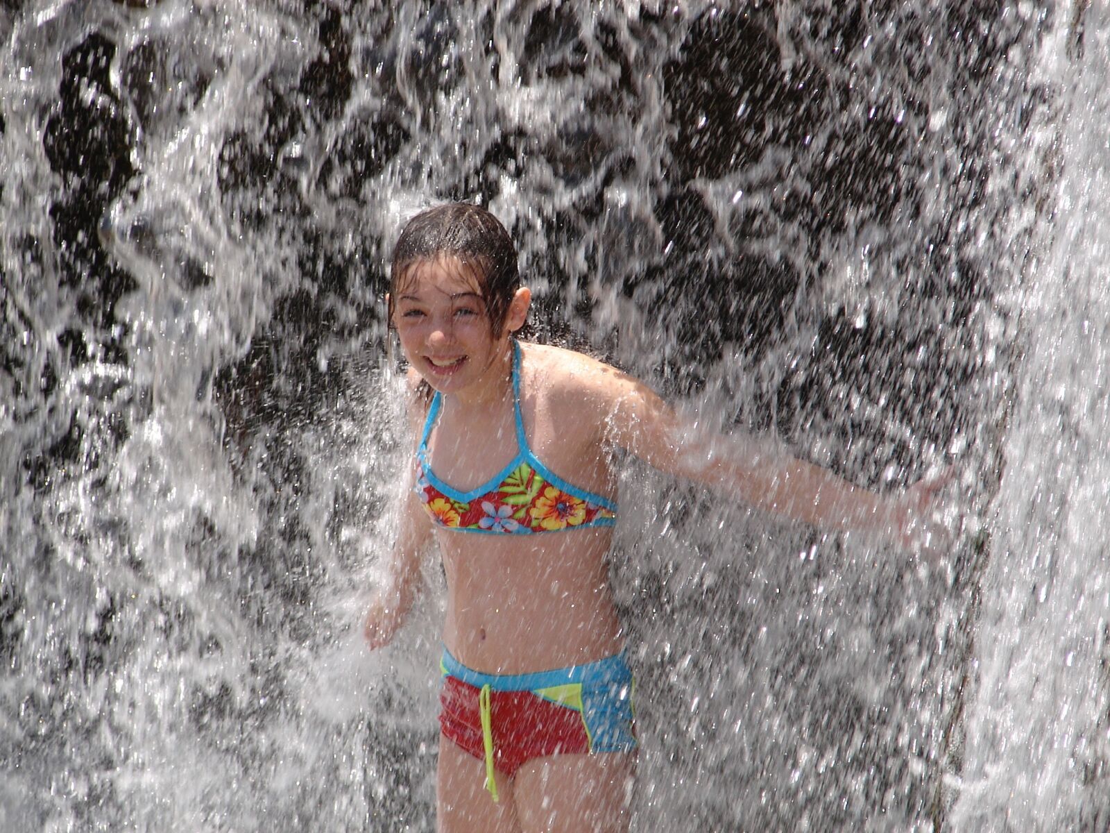Sony DSC-H1 sample photo. Girl, splash, water photography