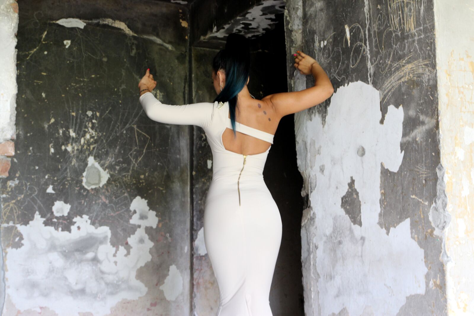 Canon EOS 700D (EOS Rebel T5i / EOS Kiss X7i) sample photo. Girl, back, dress photography