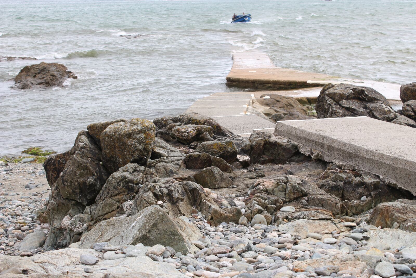 Canon EOS 100D (EOS Rebel SL1 / EOS Kiss X7) sample photo. Beach, sea, rocks photography