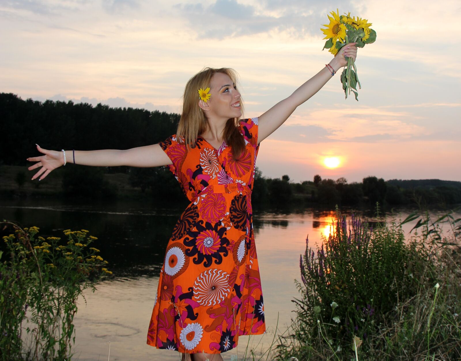 Canon EOS 700D (EOS Rebel T5i / EOS Kiss X7i) sample photo. Girl, sunset, sunflower photography