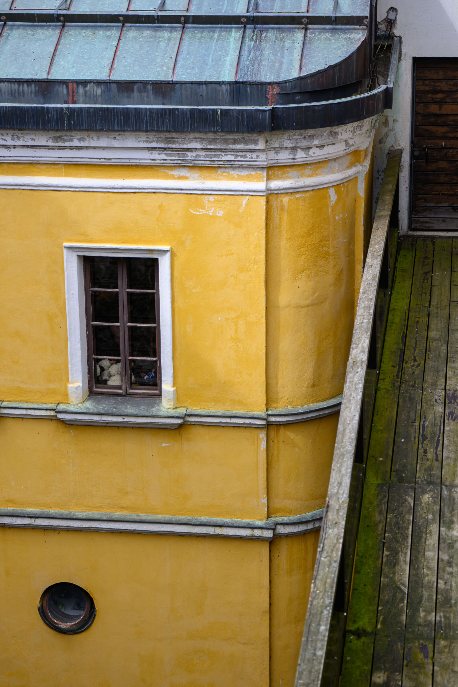 Nikon Z8 sample photo. Yellow building photography