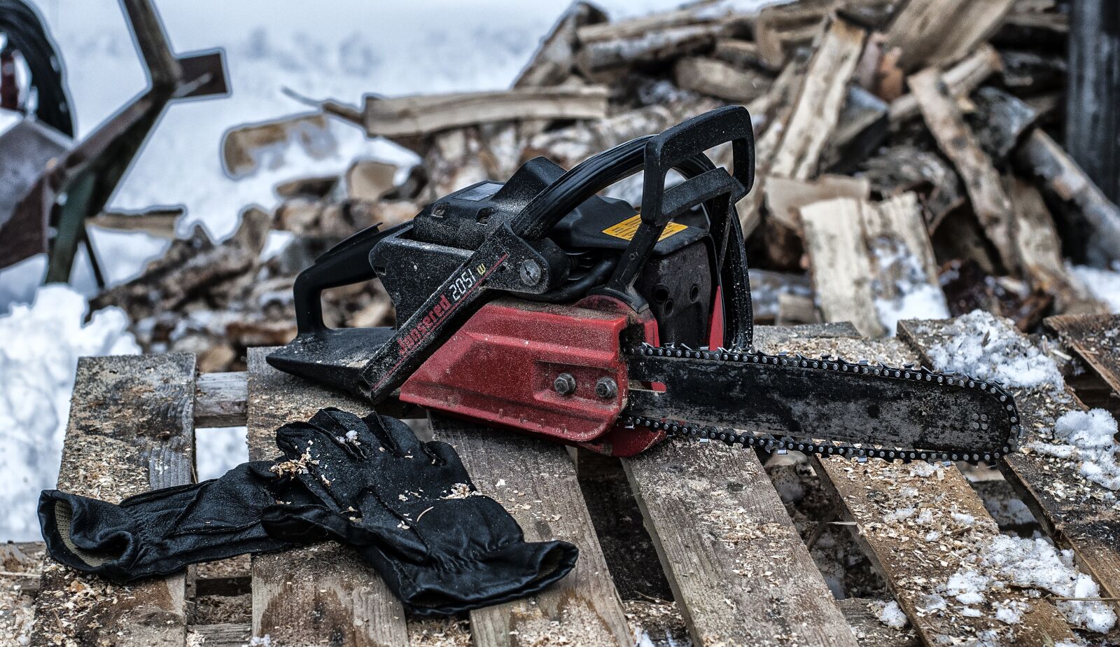 Nikon D80 sample photo. Chainsaw, work, gloves photography