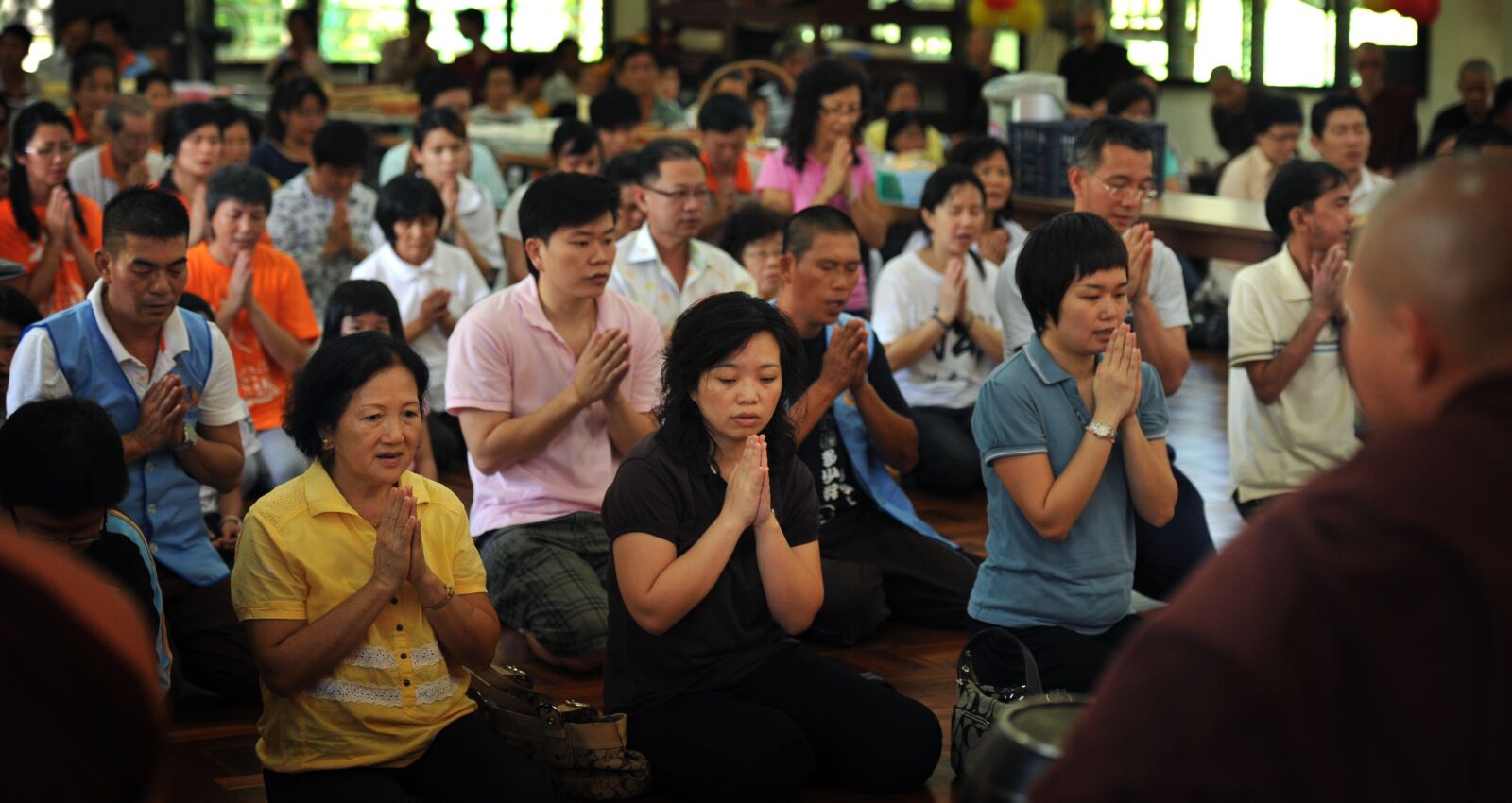 Nikon D3 sample photo. Theravada buddhism, homage, pay photography