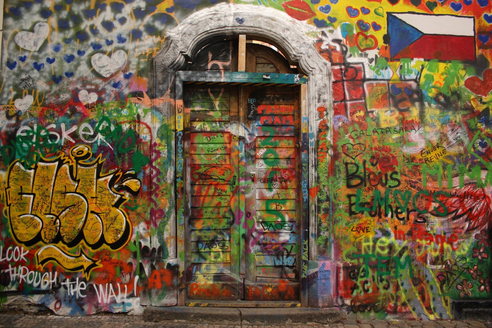 Canon EOS 450D (EOS Rebel XSi / EOS Kiss X2) sample photo. Graffiti, wall, urban photography