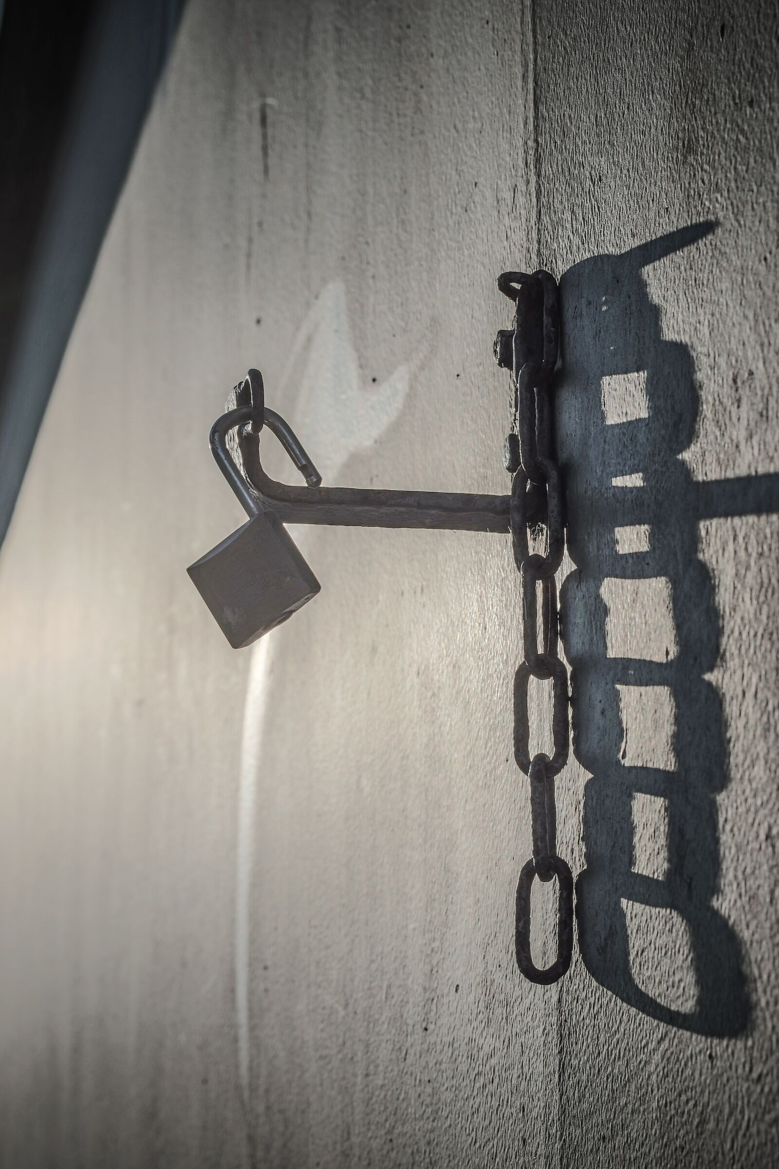 Canon EOS 70D + Canon EF 50mm F1.8 STM sample photo. Castle, key, padlock photography