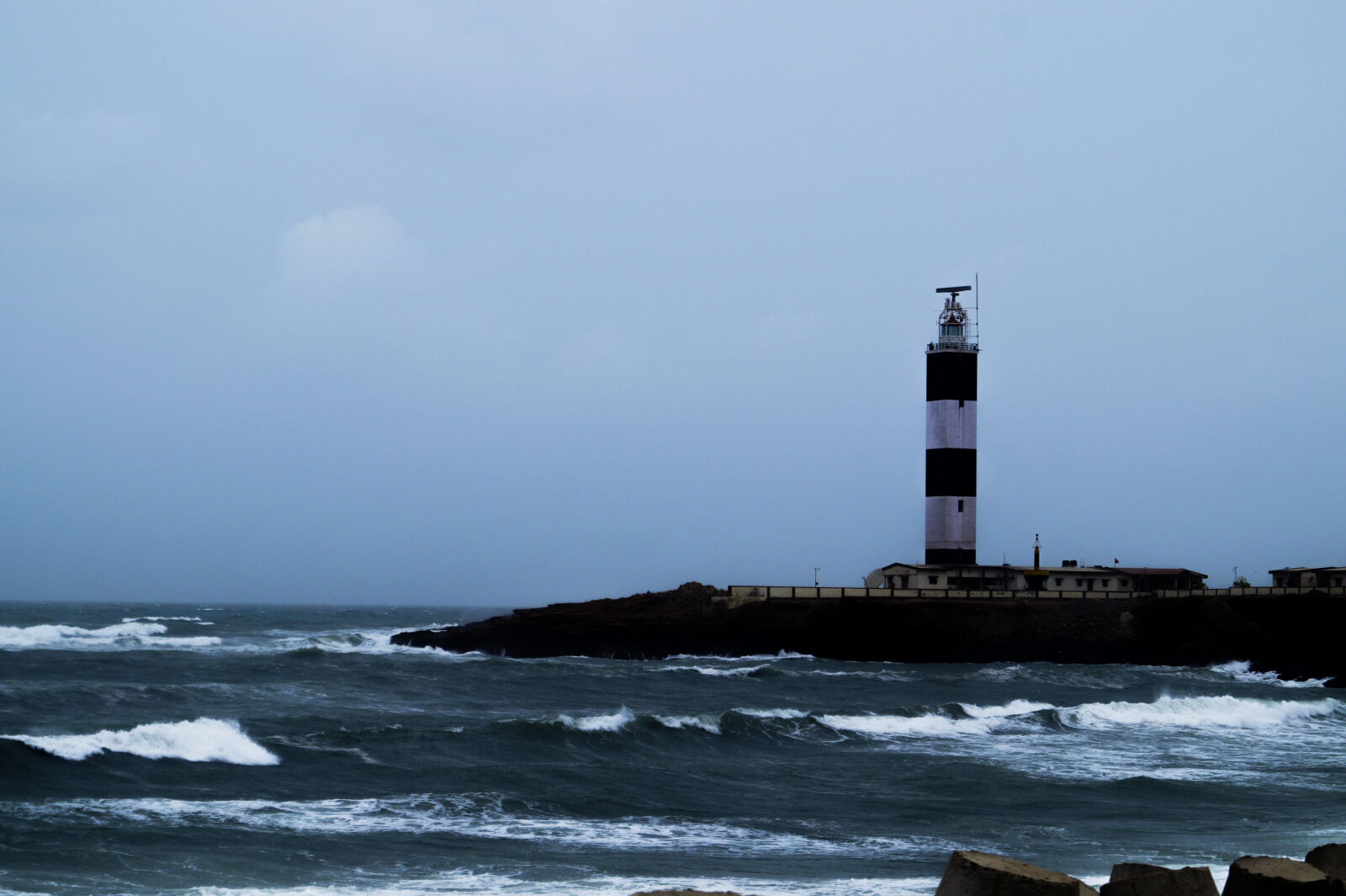 Sony DT 18-55mm F3.5-5.6 SAM II sample photo. Arabiansea, dark, landscape, lighttower photography