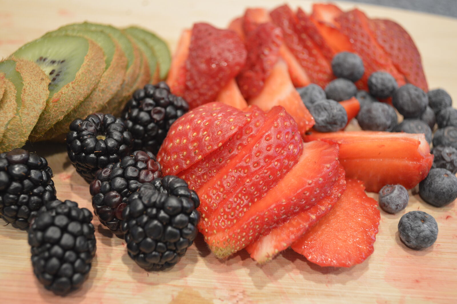 Nikon D3200 sample photo. Blackberries, blueberries, cutting, board photography