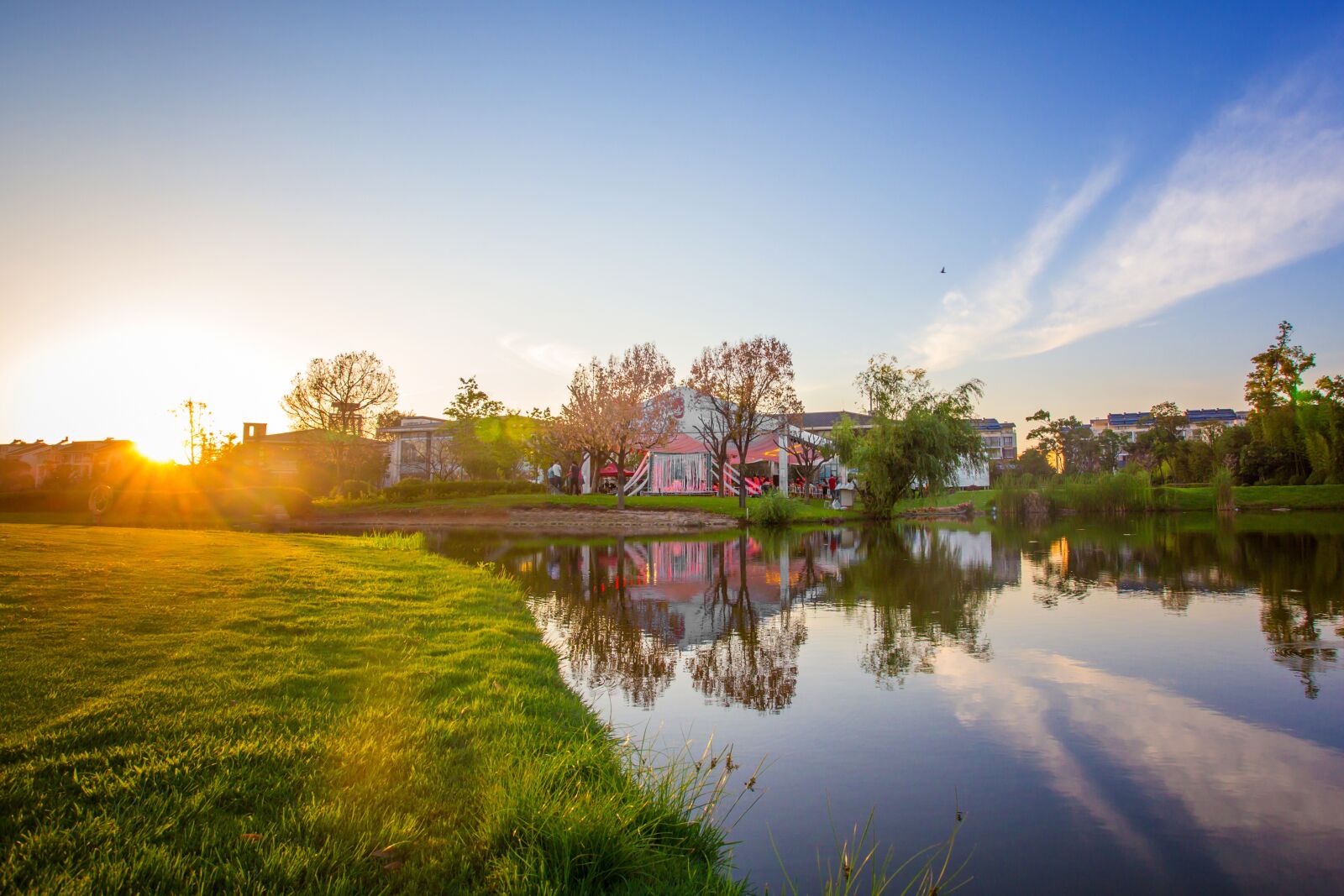 Canon EOS 6D + Canon EF 17-40mm F4L USM sample photo. Beautiful lake, golf course photography