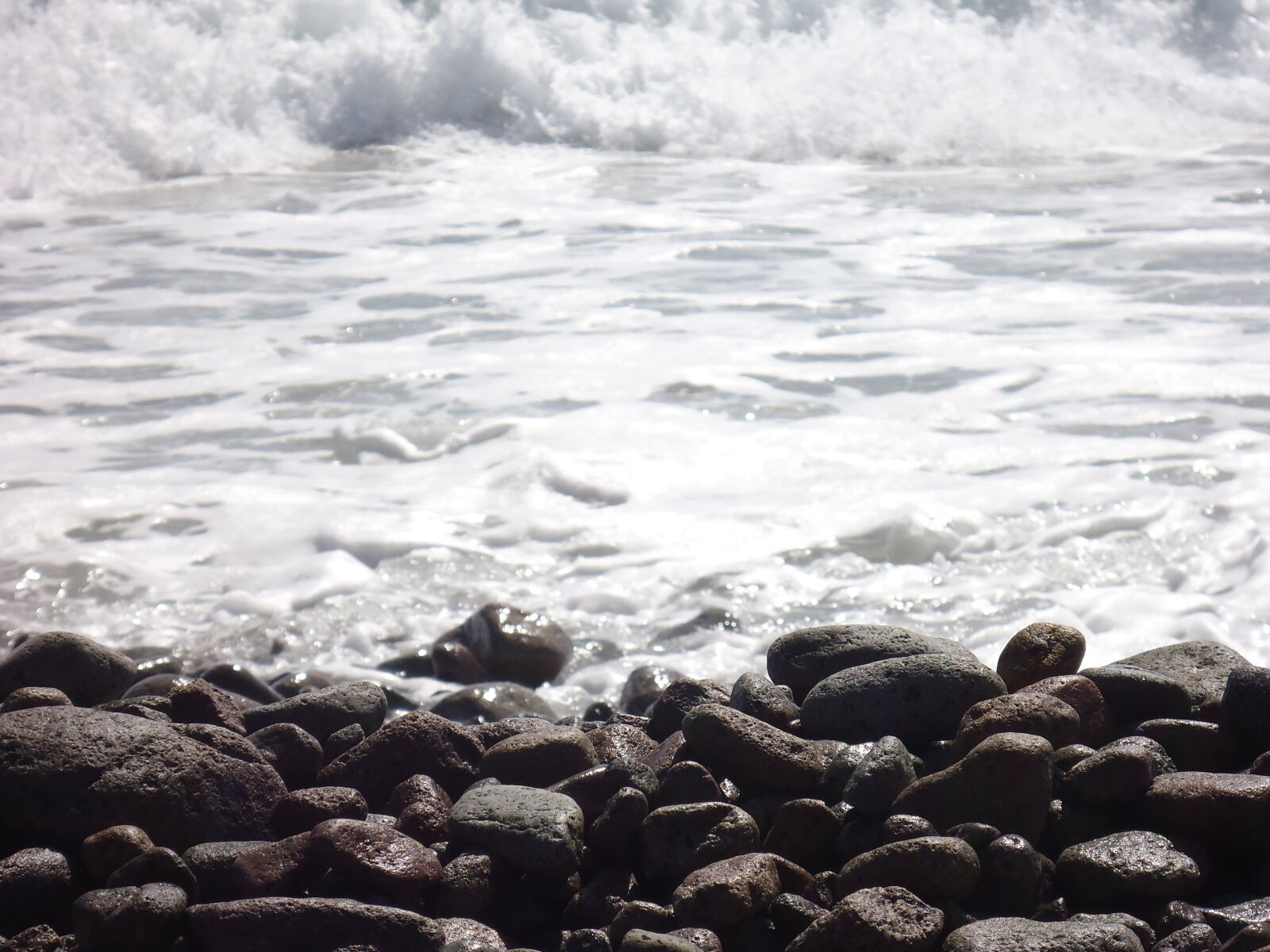 Sony Cyber-shot DSC-W610 sample photo. Sea, seashore, stones photography