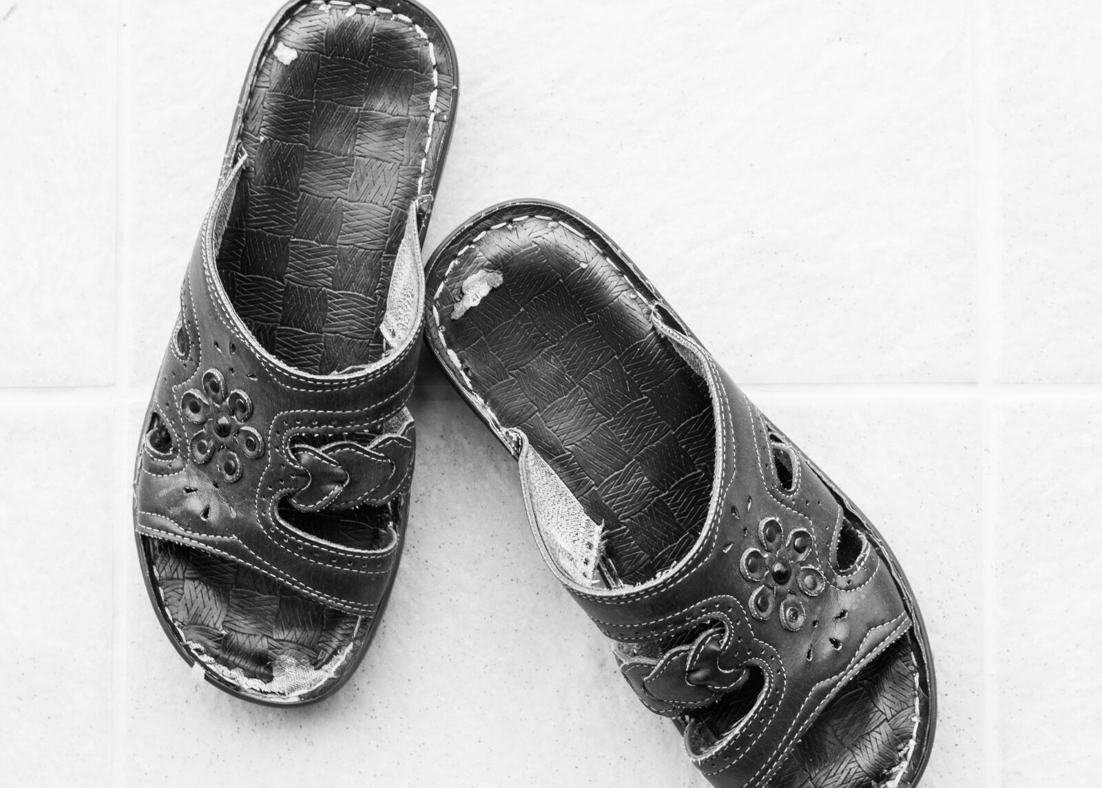 Canon EOS 700D (EOS Rebel T5i / EOS Kiss X7i) + Canon EF 50mm F1.8 STM sample photo. Boots, old shoes, balcony photography
