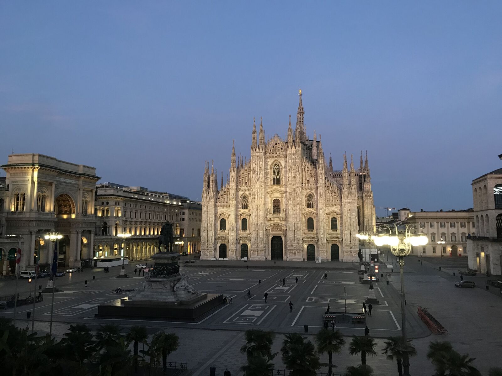 Apple iPhone 7 sample photo. Duomo in milan, night photography