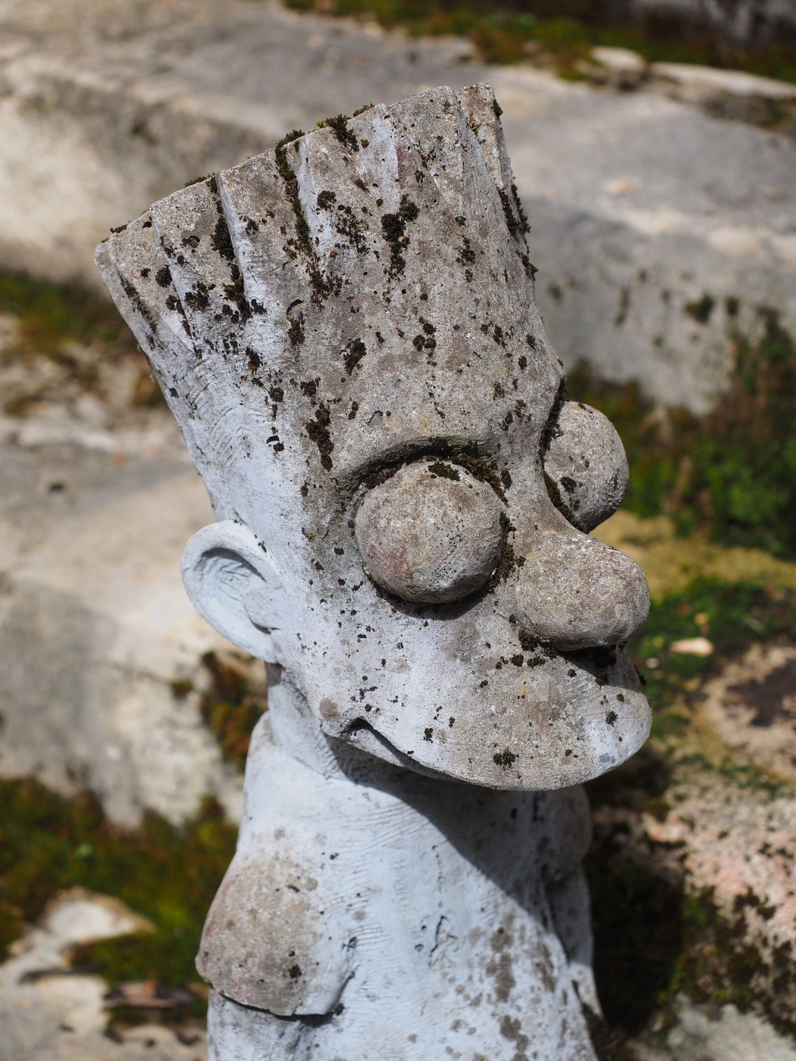 Olympus OM-D E-M1 + Olympus M.Zuiko Digital ED 12-40mm F2.8 Pro sample photo. Bart simpson, figure, stone photography
