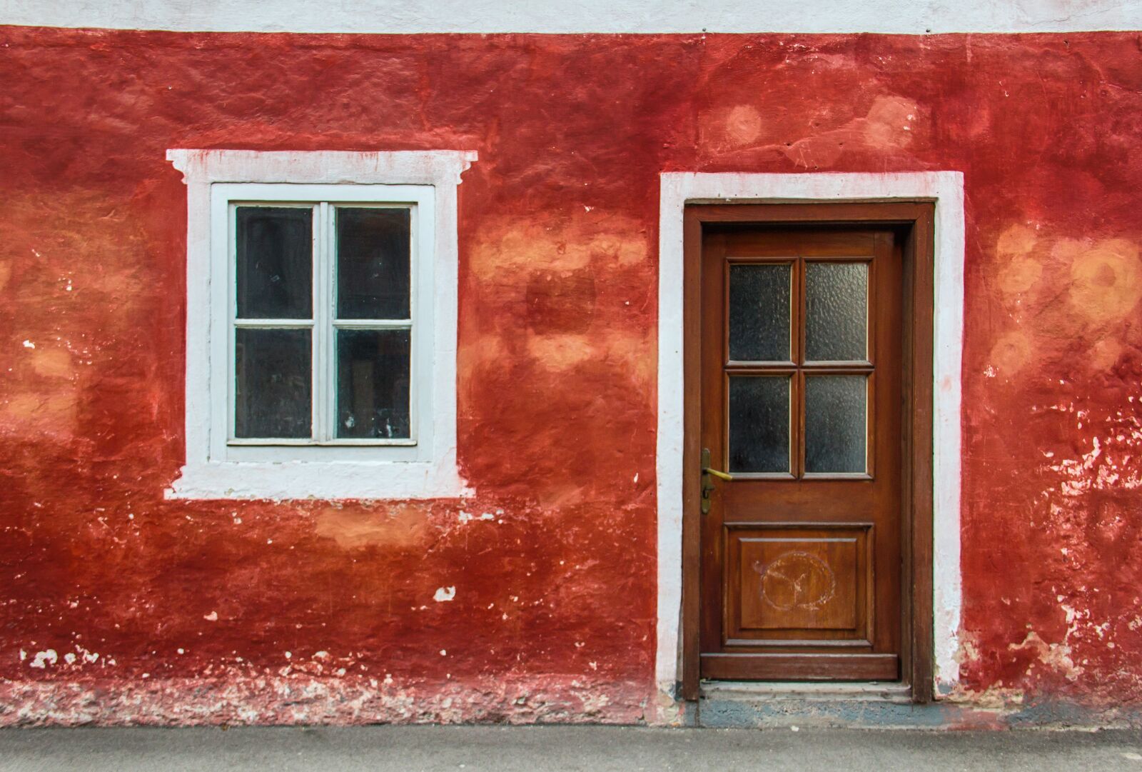 Canon EOS 550D (EOS Rebel T2i / EOS Kiss X4) sample photo. Window, door, red wall photography