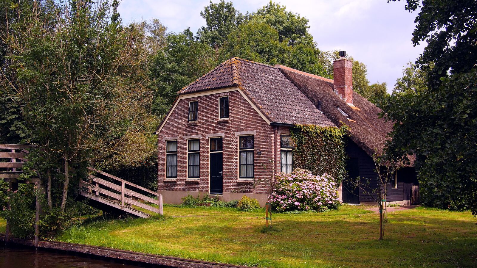 Olympus PEN E-PL1 sample photo. Netherlands, dutch, architecture photography