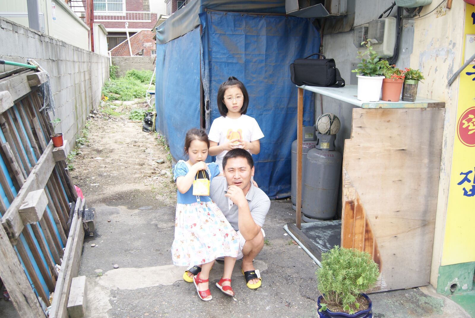 Sony Alpha DSLR-A230 sample photo. Father and daughter, family photography