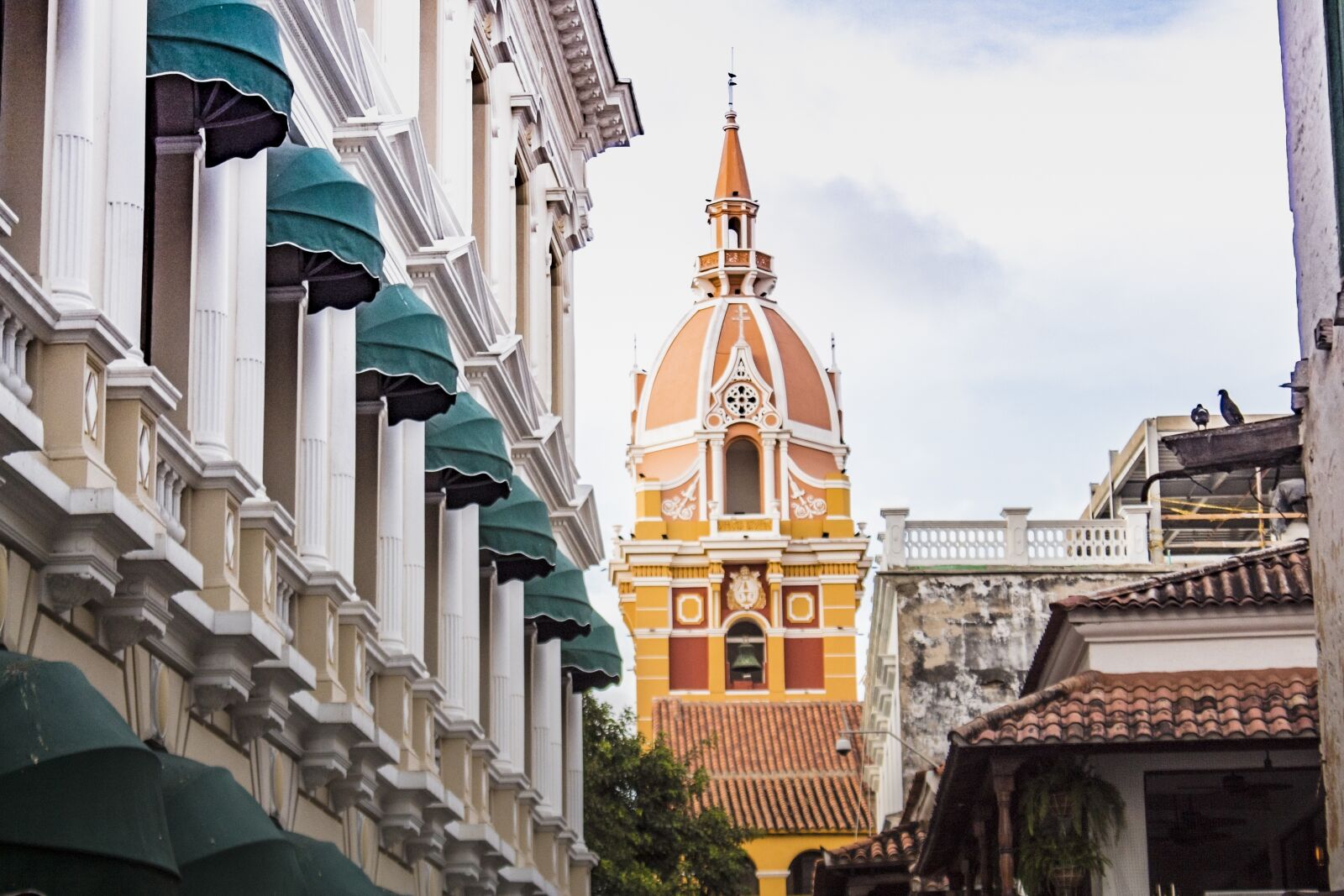 Canon EOS 1300D (EOS Rebel T6 / EOS Kiss X80) sample photo. Streets, cartagena, colombia photography
