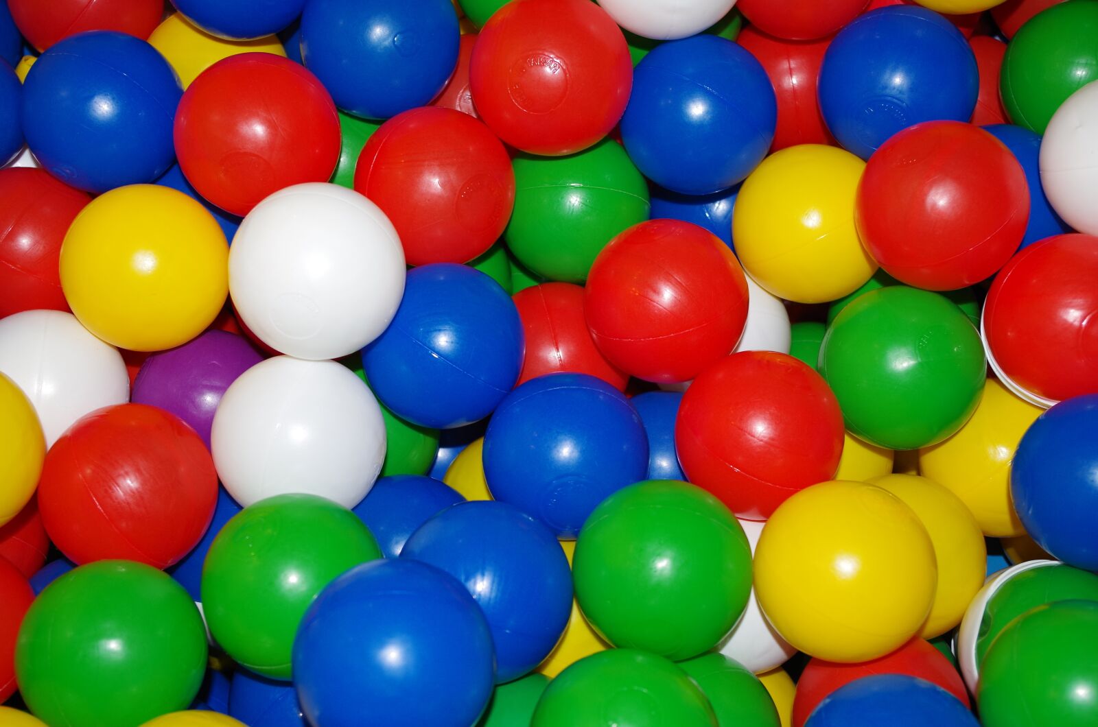 Pentax K-50 sample photo. Colored balls, balls, play photography
