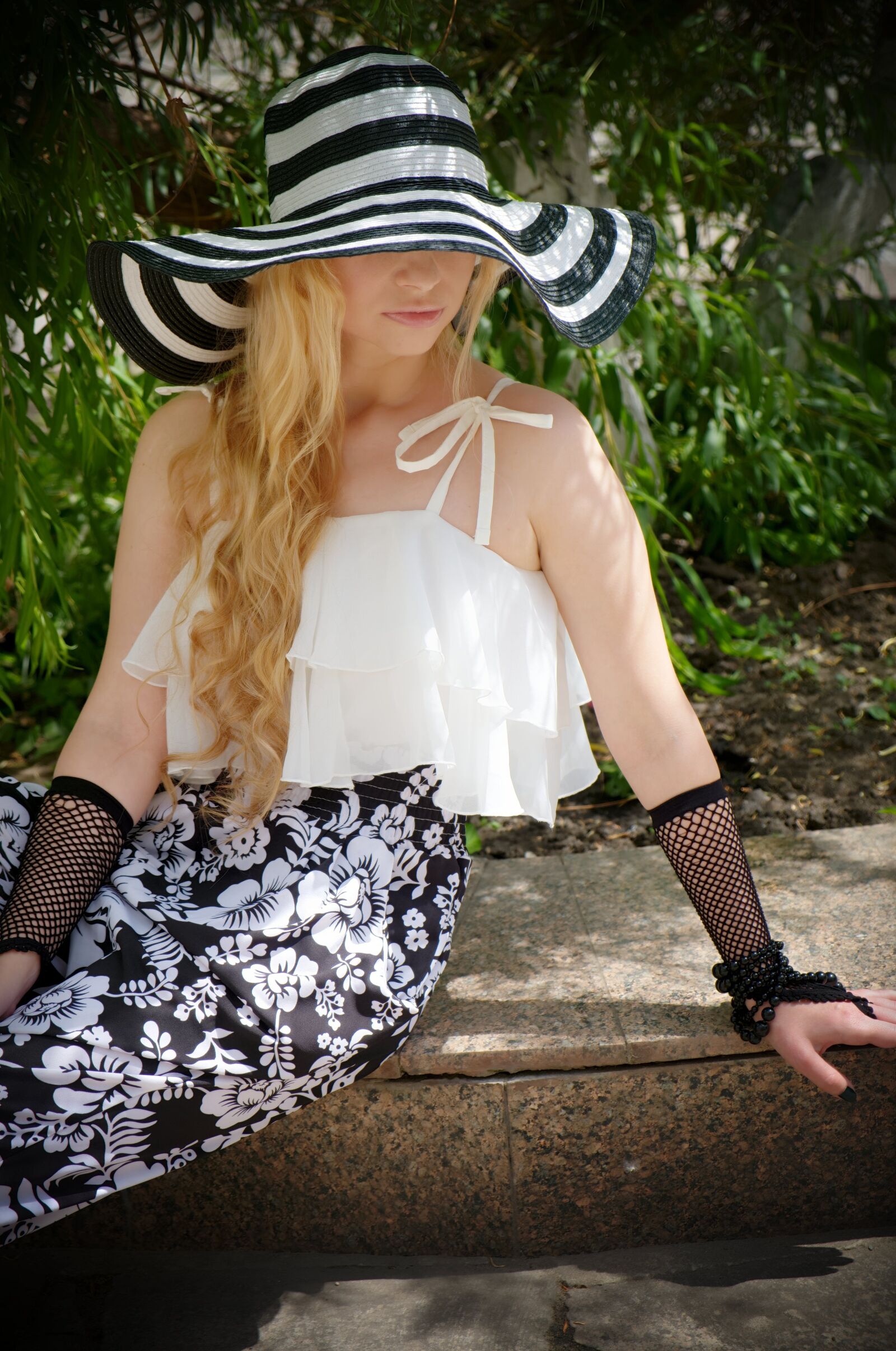 Fujifilm X-A1 sample photo. Hat, wide-brimmed hat, elegantly photography