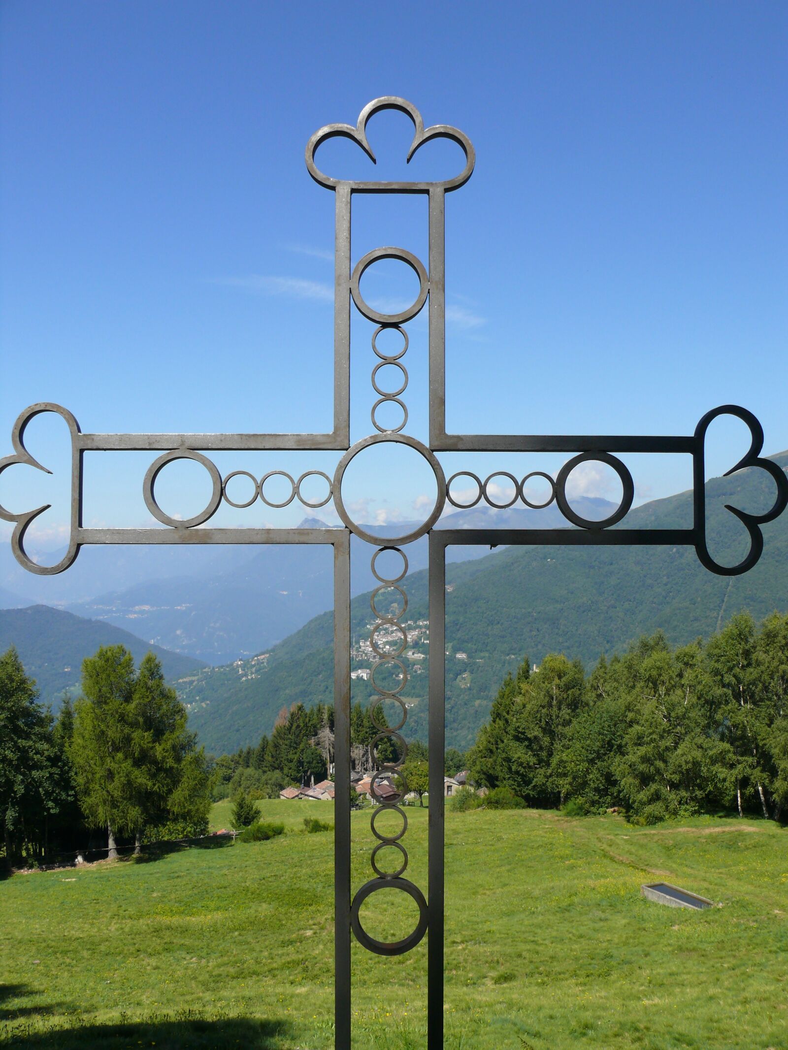 Panasonic DMC-FZ50 sample photo. Cross, metal, sky photography