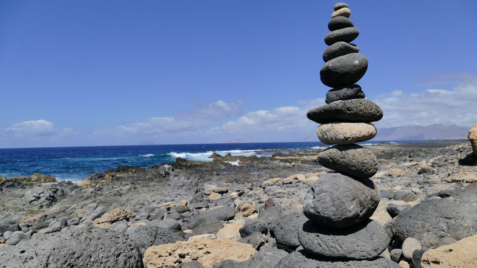 Leica V-Lux (Typ 114) sample photo. Males, stones, sea photography