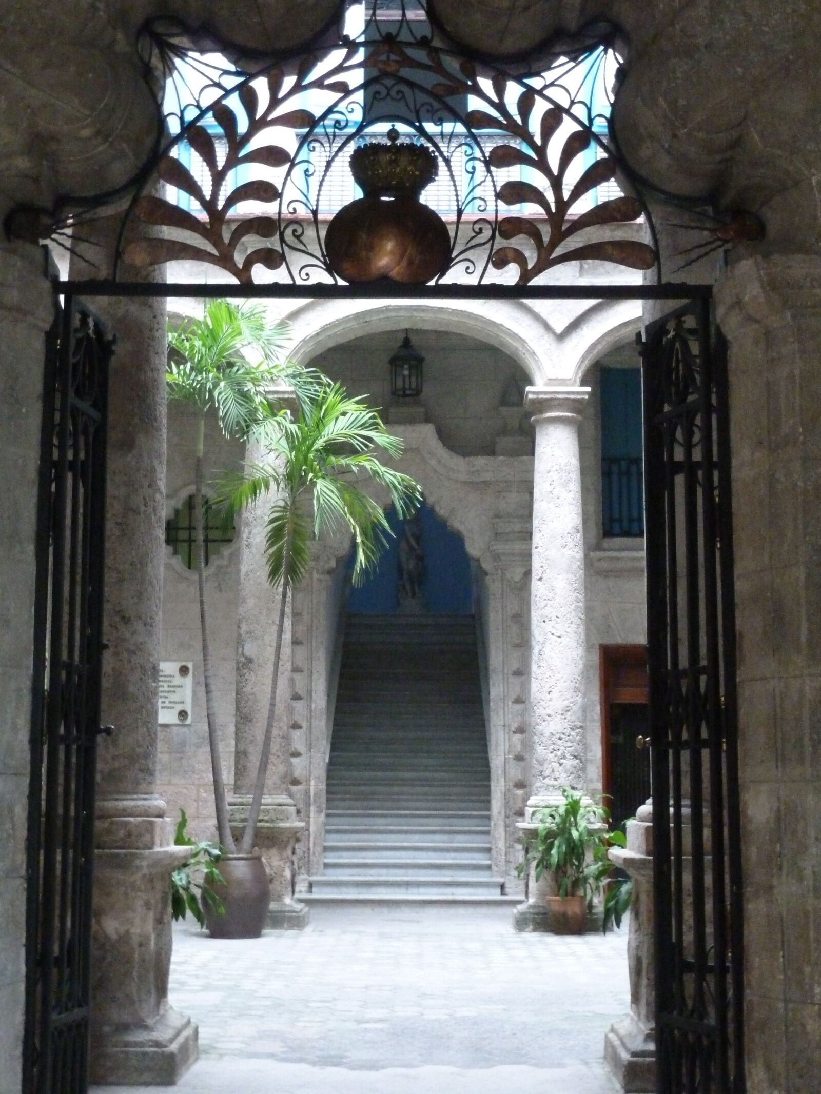 Panasonic Lumix DMC-ZS7 (Lumix DMC-TZ10) sample photo. Cuba, patio, columns photography