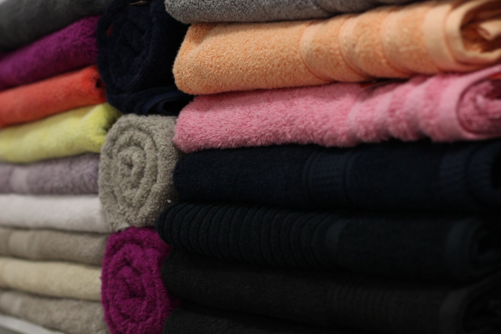 Canon EOS 650D (EOS Rebel T4i / EOS Kiss X6i) + Canon EF 50mm F1.8 II sample photo. Bath, bath towels, buy photography