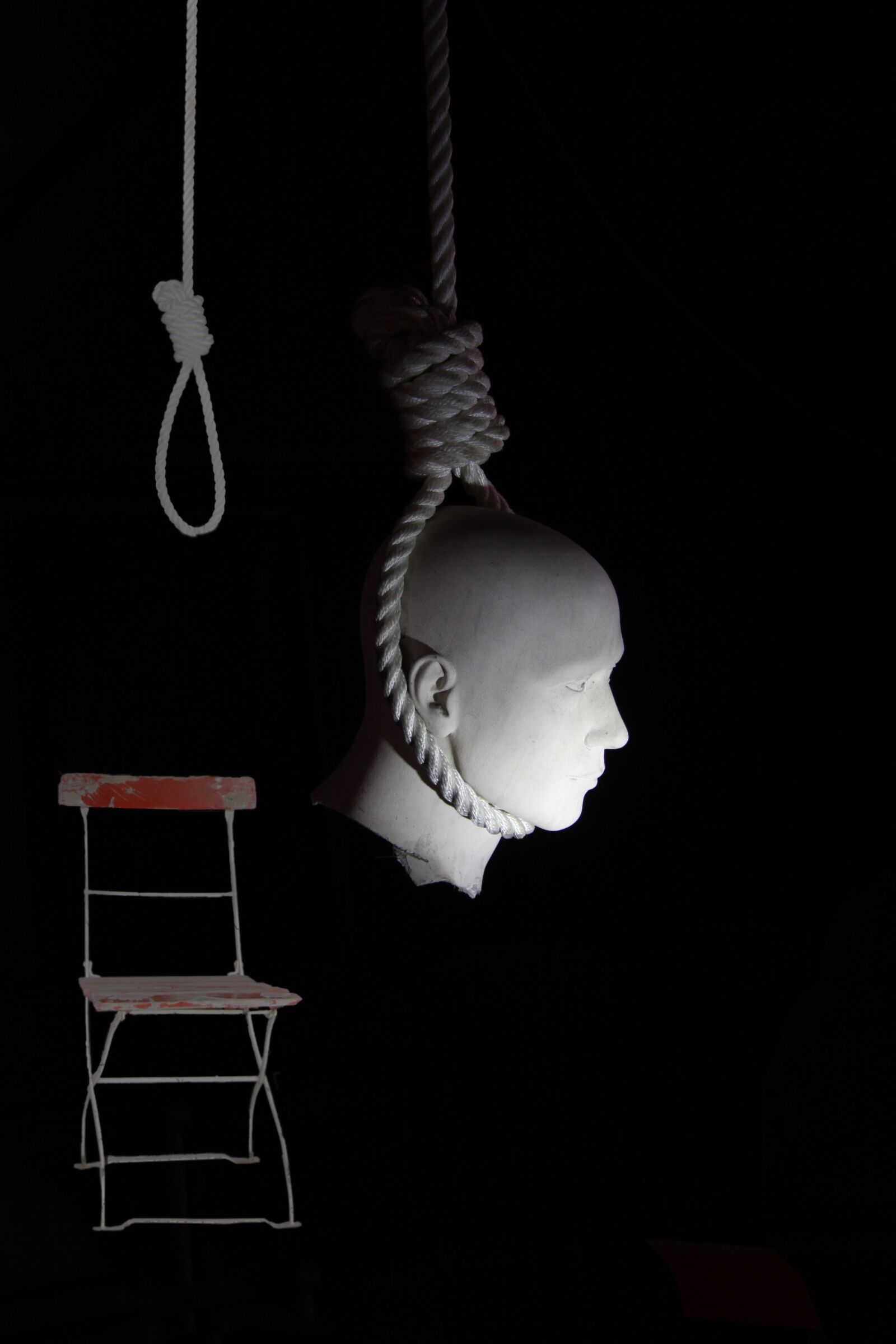 Canon EOS 50D sample photo. Head, folding chair, rope photography