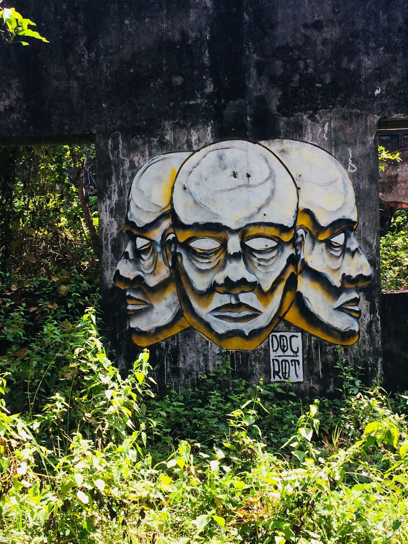 iPhone 5s back camera 4.15mm f/2.2 sample photo. Street art, kep, cambodia photography
