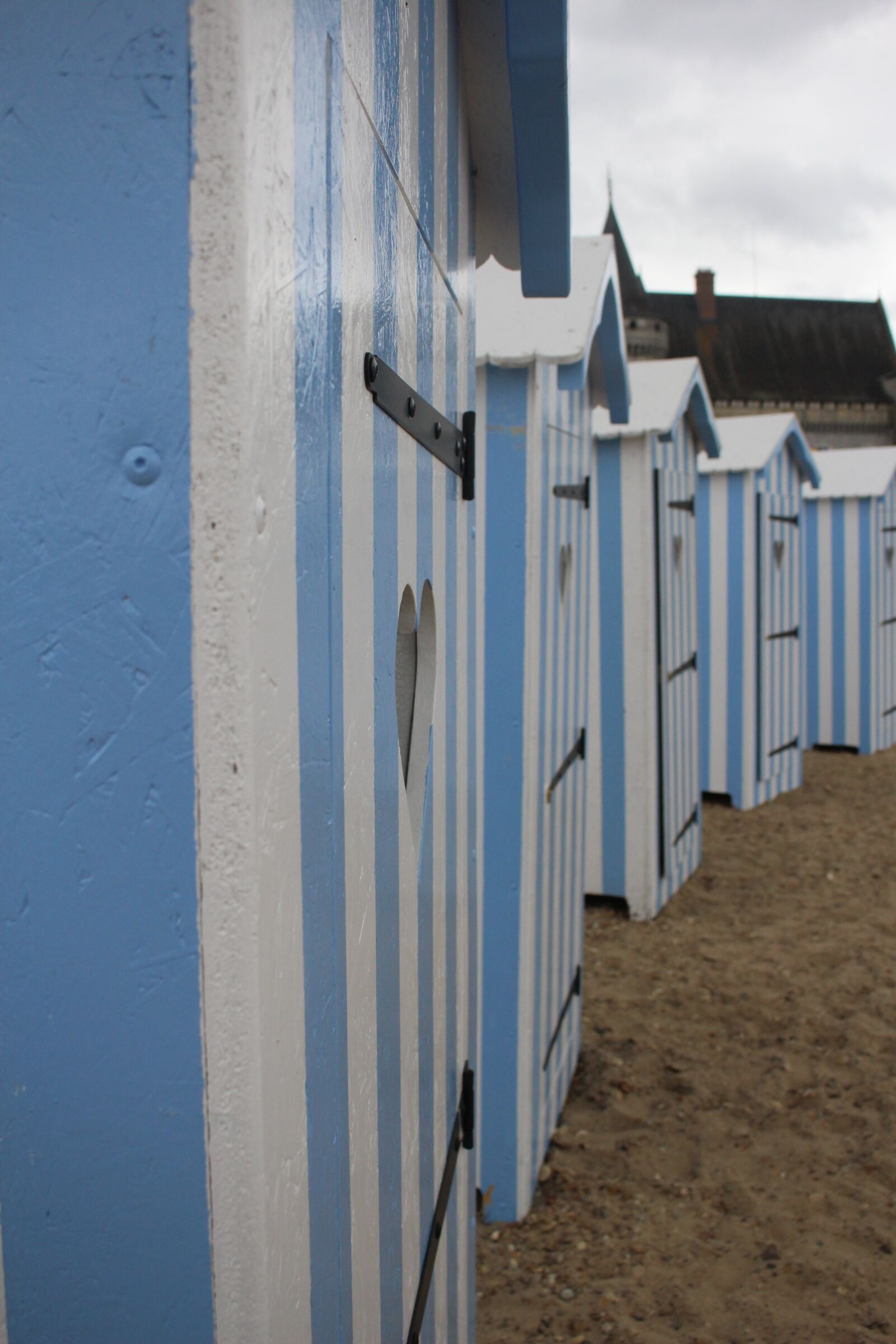 Canon EOS 100D (EOS Rebel SL1 / EOS Kiss X7) sample photo. Door, beach, blue photography