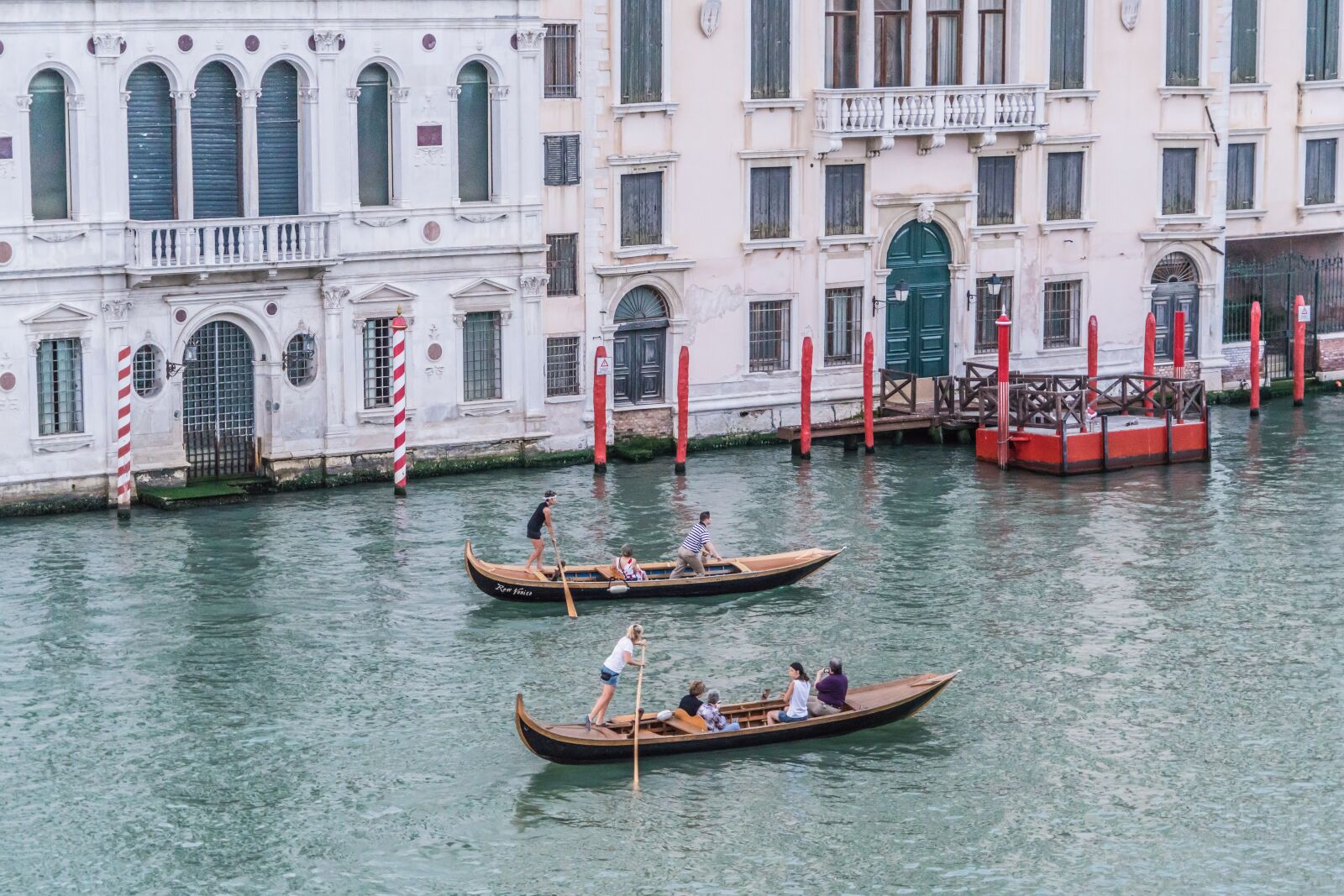 Sony a7R II + Sony FE 24-240mm F3.5-6.3 OSS sample photo. Venice, italy, gondola photography