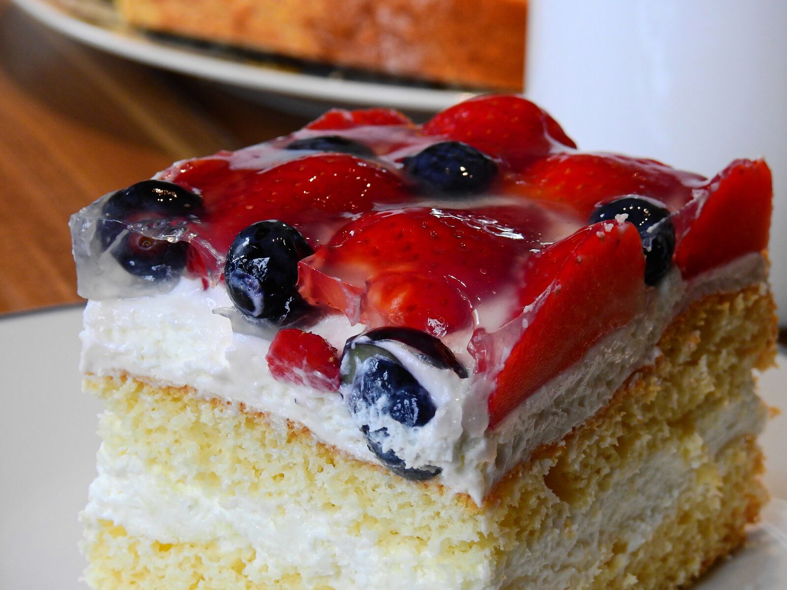 Nikon Coolpix P900 sample photo. Cake, eat, dine photography