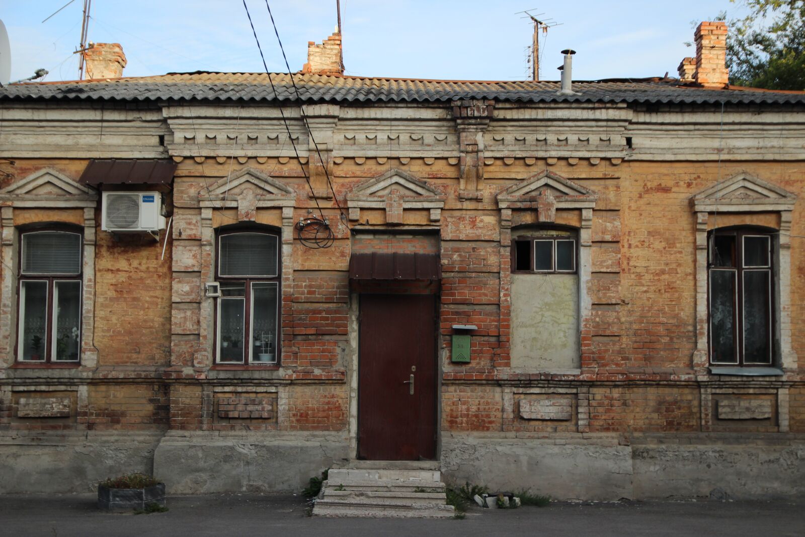 Canon EOS 600D (Rebel EOS T3i / EOS Kiss X5) sample photo. Street, house, building photography