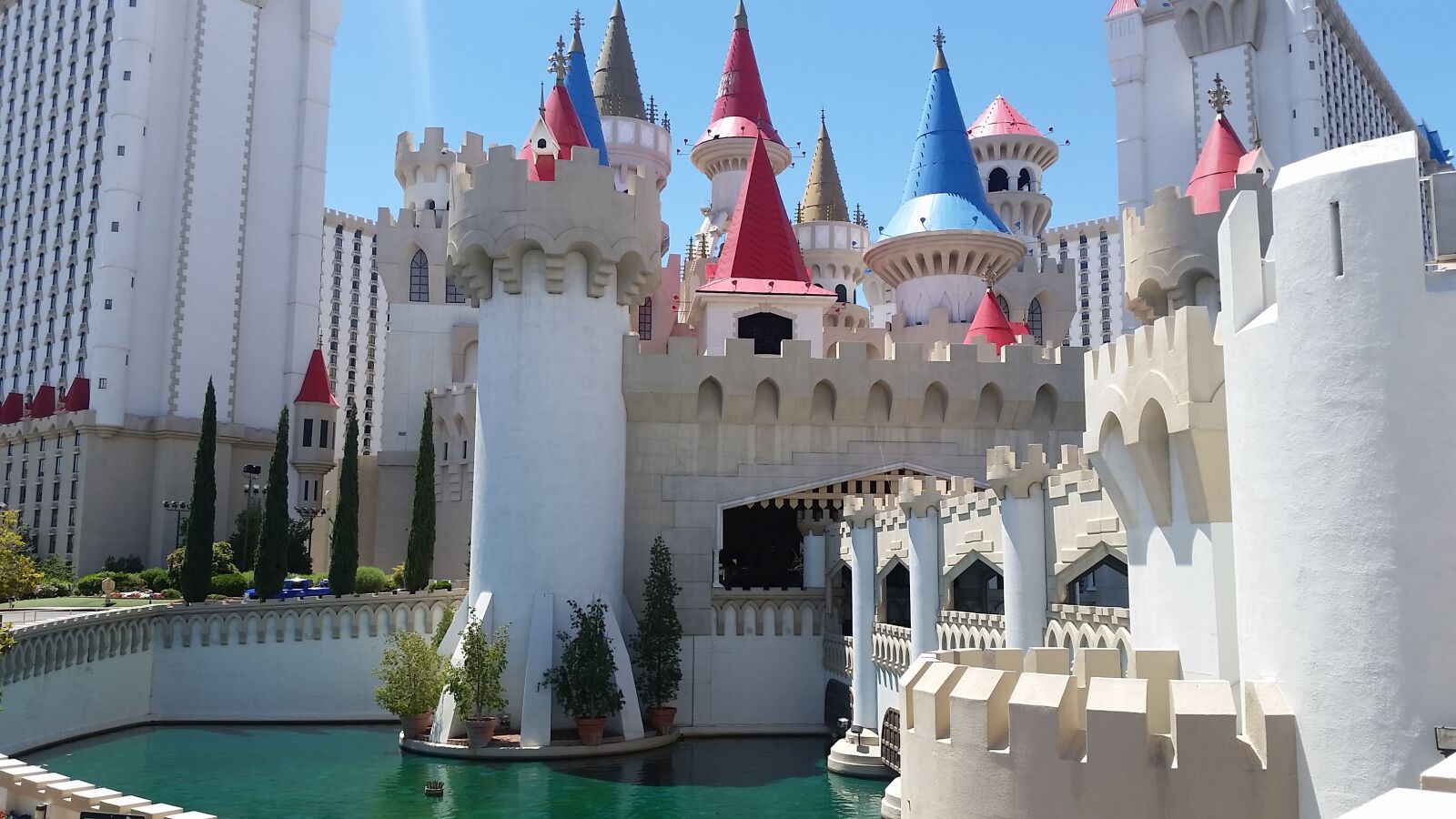 Samsung Galaxy S5 sample photo. Vegas, castle, excalibur photography
