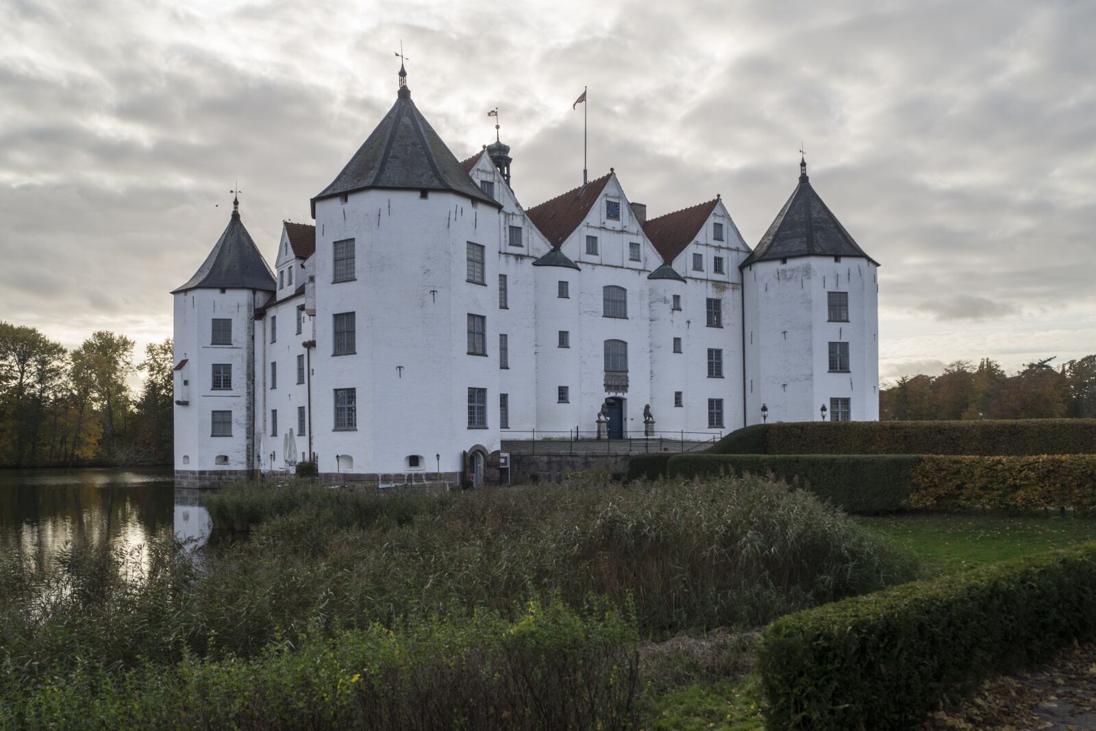 Olympus OM-D E-M10 sample photo. Castle, moated castle, gl photography