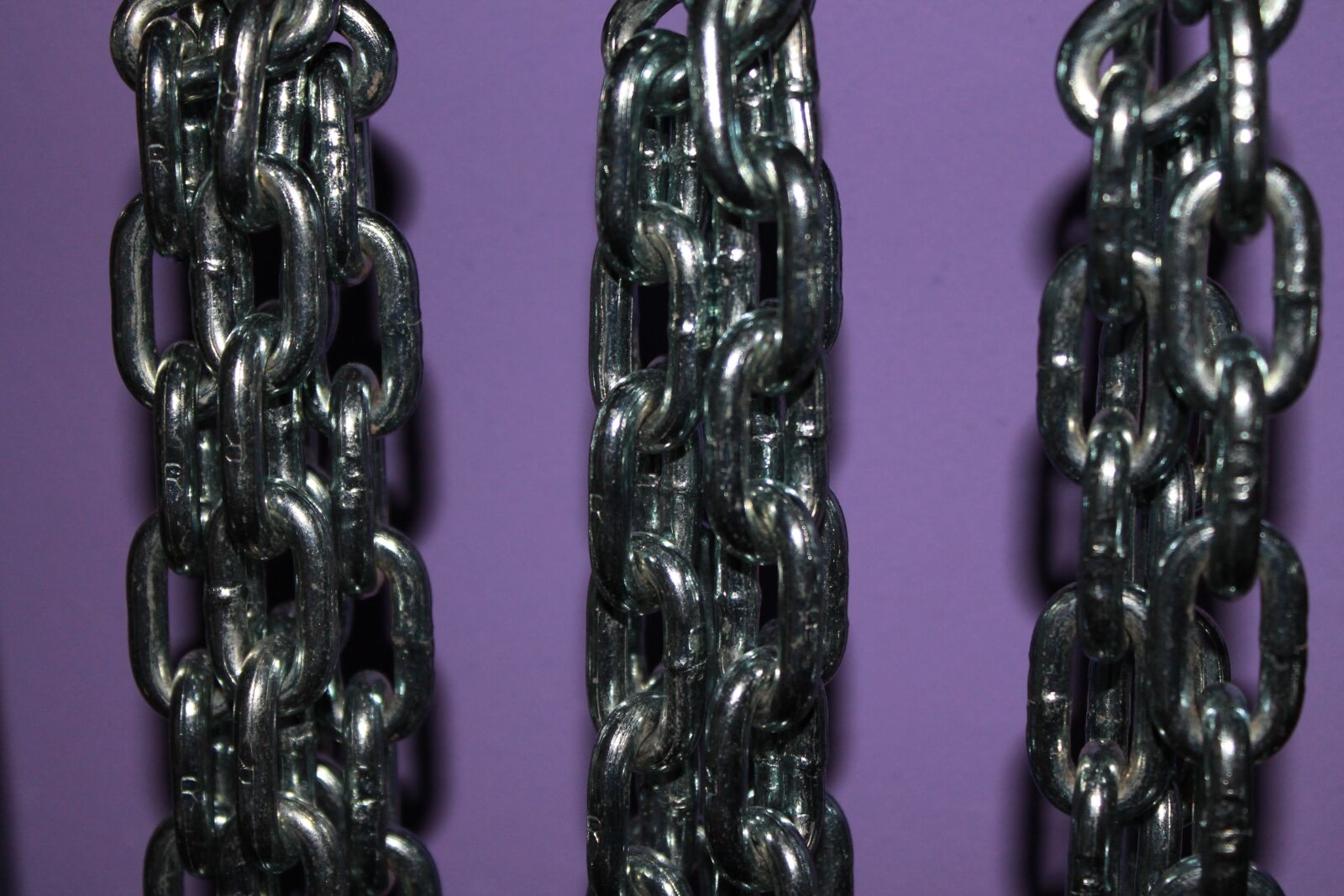 Canon EOS 1100D (EOS Rebel T3 / EOS Kiss X50) sample photo. Chains, purple, metal photography