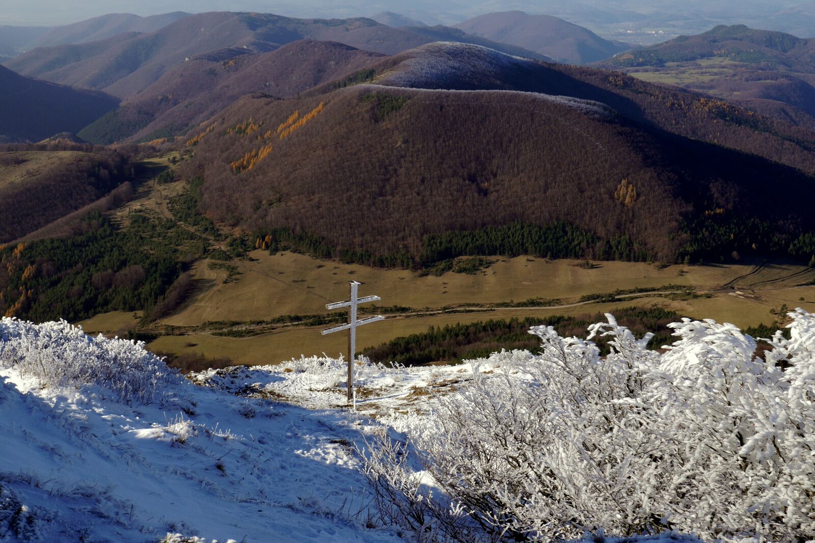 Panasonic Lumix DMC-G6 sample photo. Cross, mountains, strážov photography