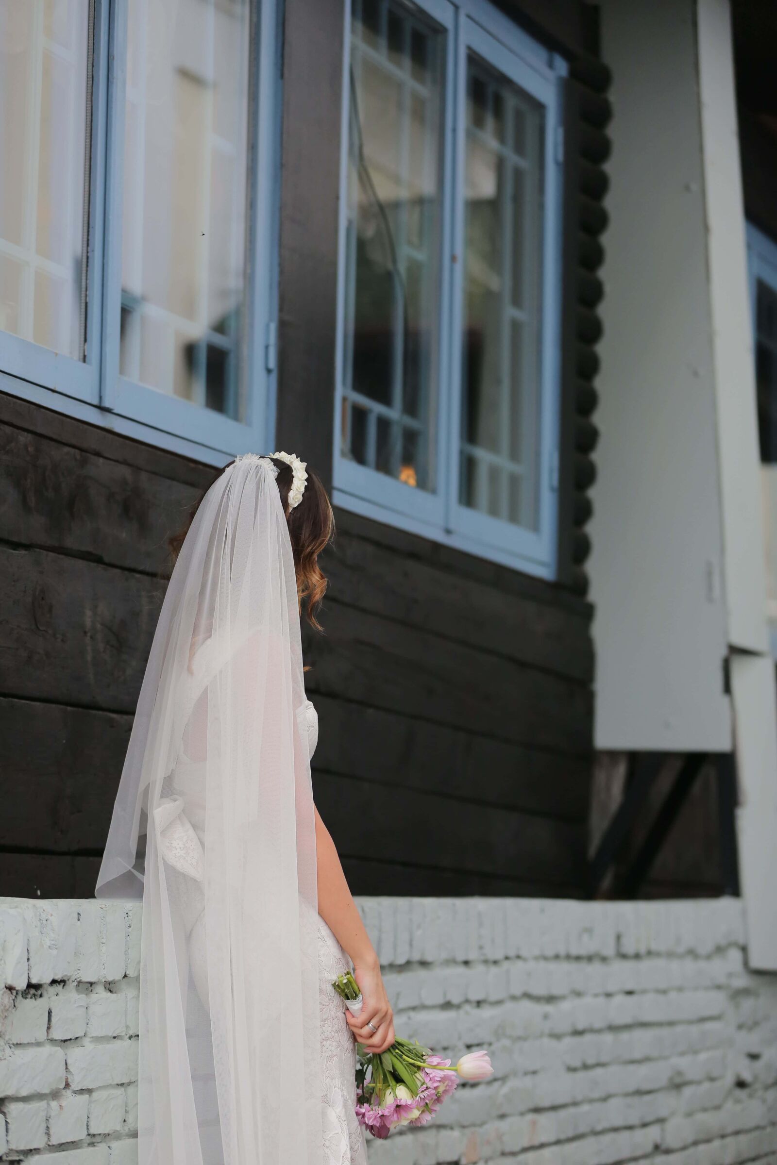 Canon EOS 5D Mark III sample photo. Wedding dress, posing, veil photography