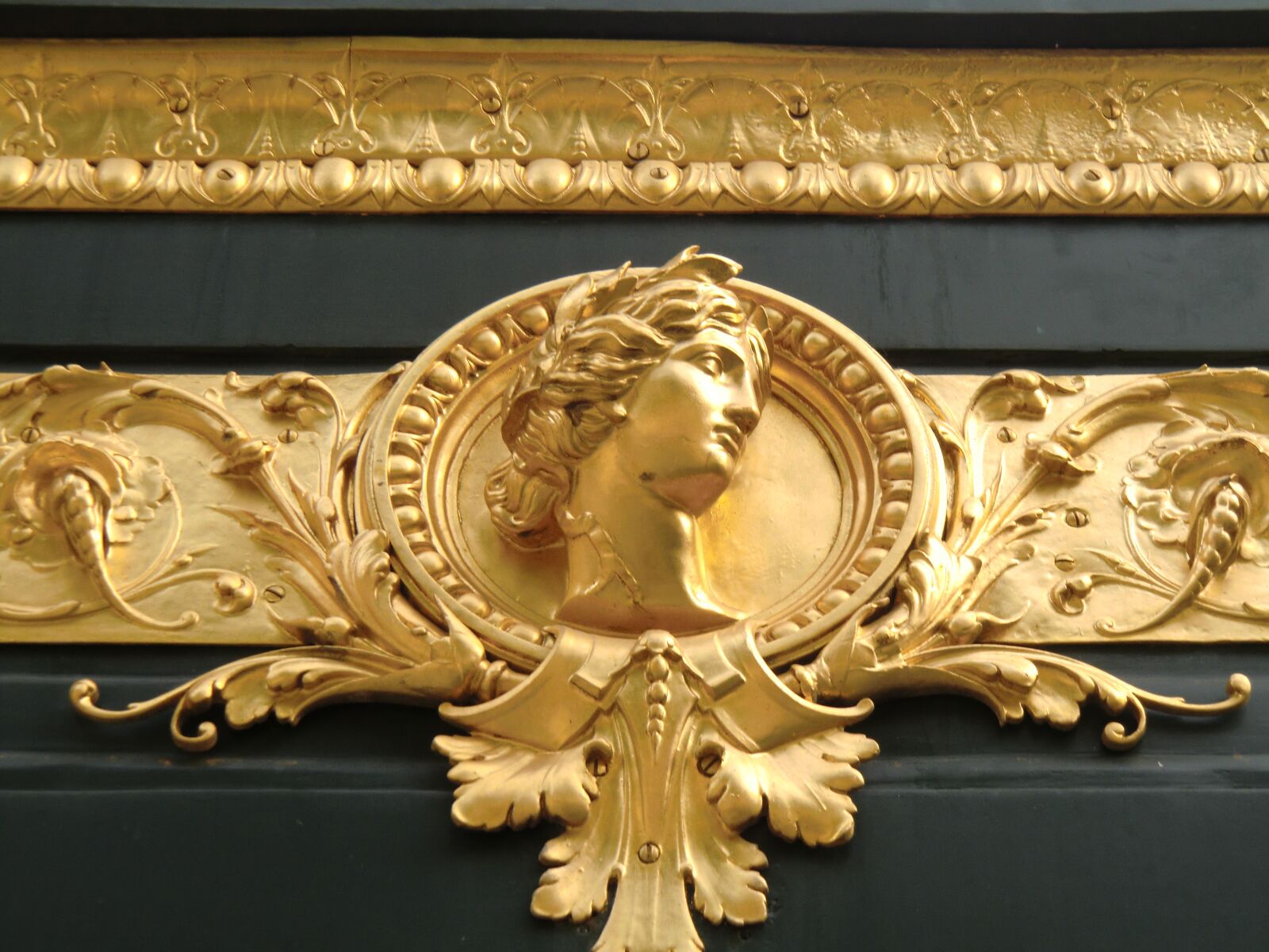 CASIO EX-H15 sample photo. Facade, gilded, head photography