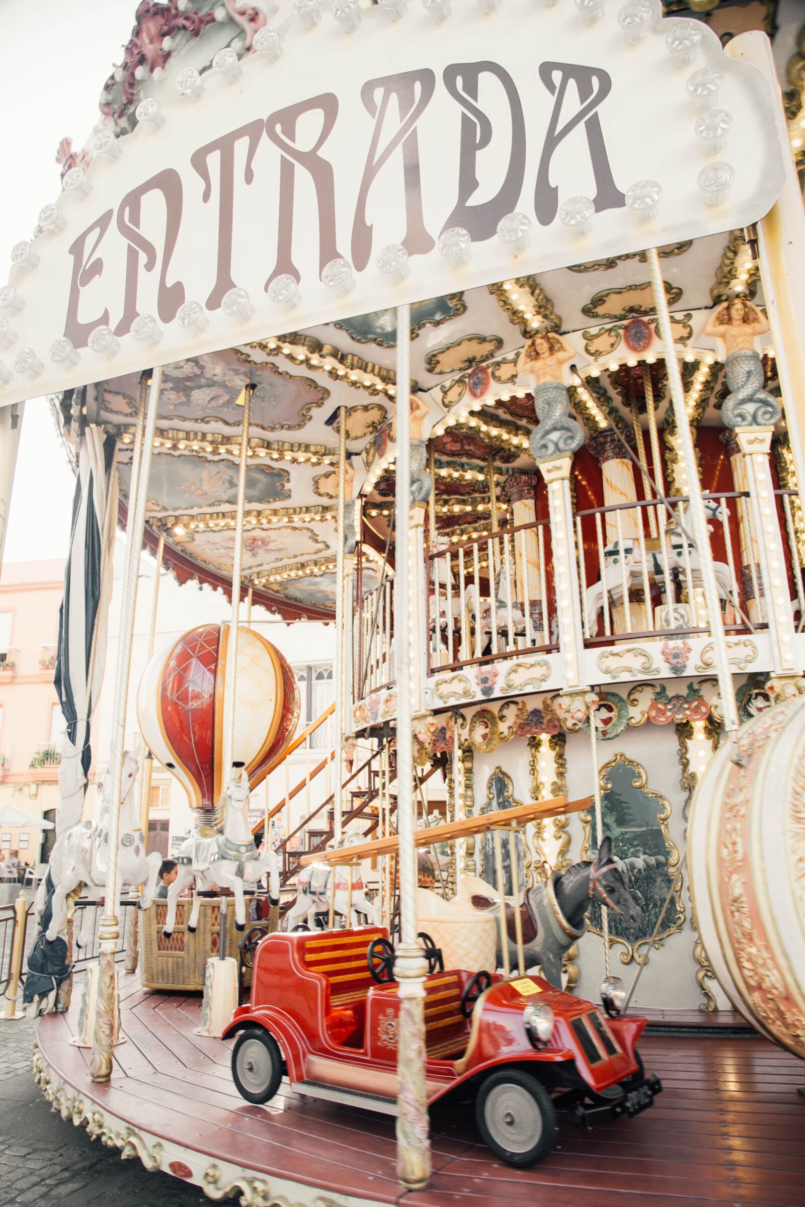 Canon EOS 6D + Canon EF 24-105mm F4L IS USM sample photo. Carousels, fun, manege photography