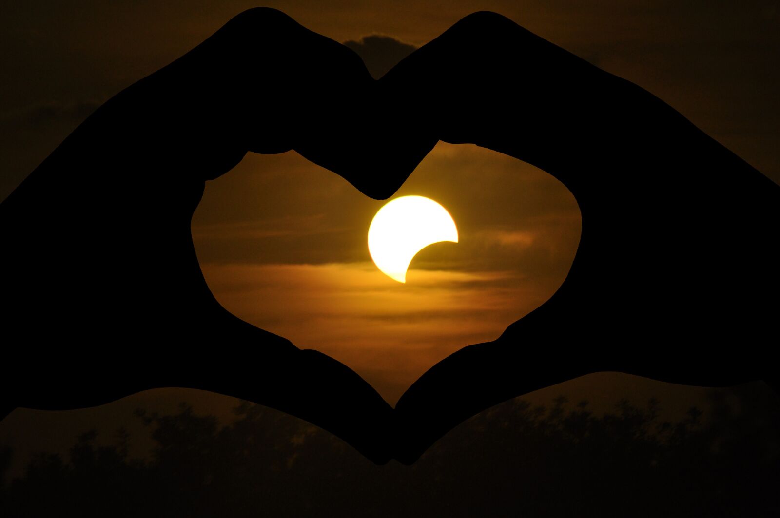 Nikon D90 sample photo. Solar eclipse, love, heart photography