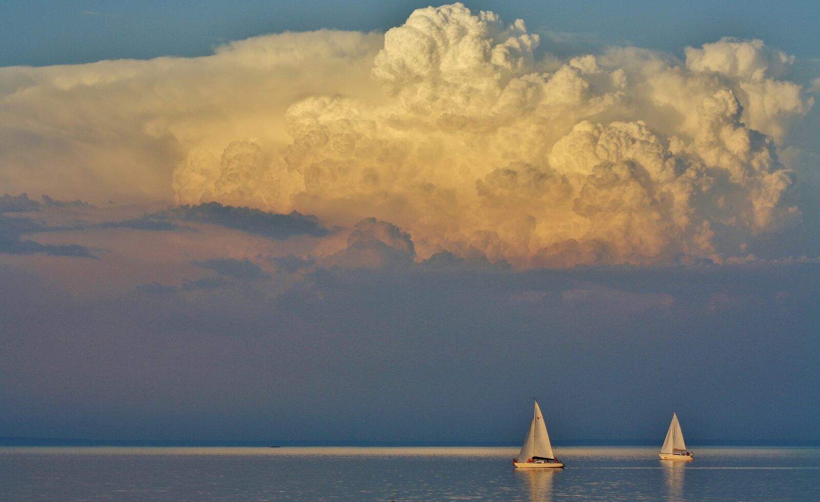 Canon EOS 1000D (EOS Digital Rebel XS / EOS Kiss F) sample photo. Lake balaton, tihany, clouds photography