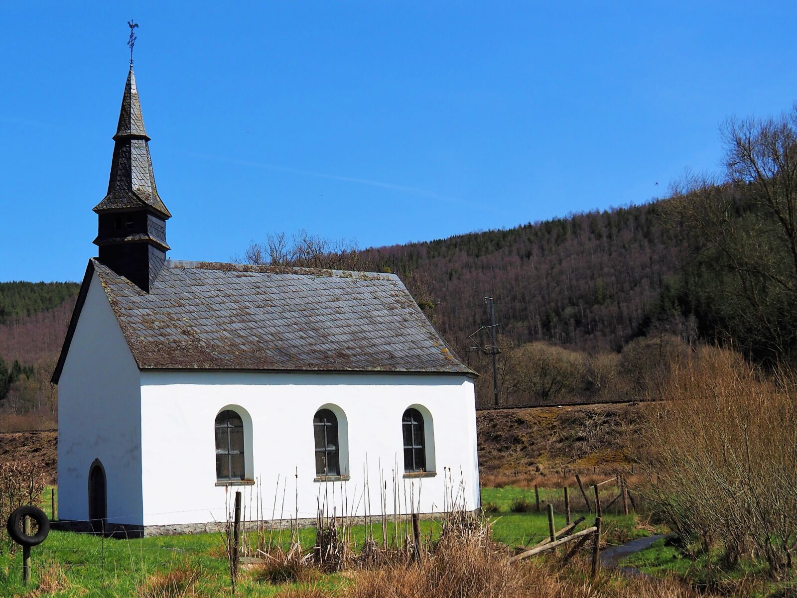 Olympus OM-D E-M10 II sample photo. Building, chapel, architecture photography